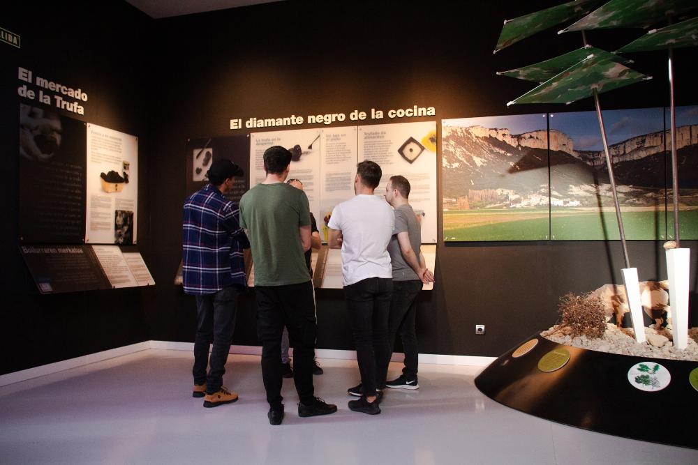 cinco jovénes en el interior del museo de la trufa